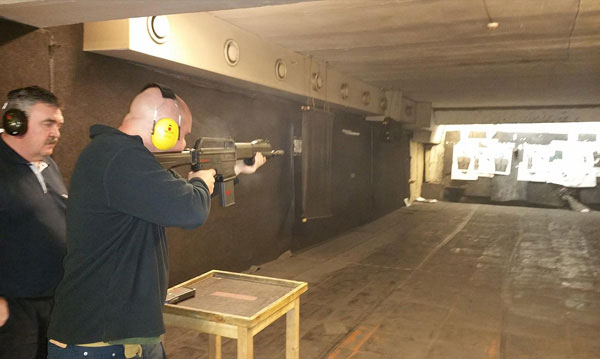 Vīrietis šauj pa treniņu mērķiem šautuvē Rīgā